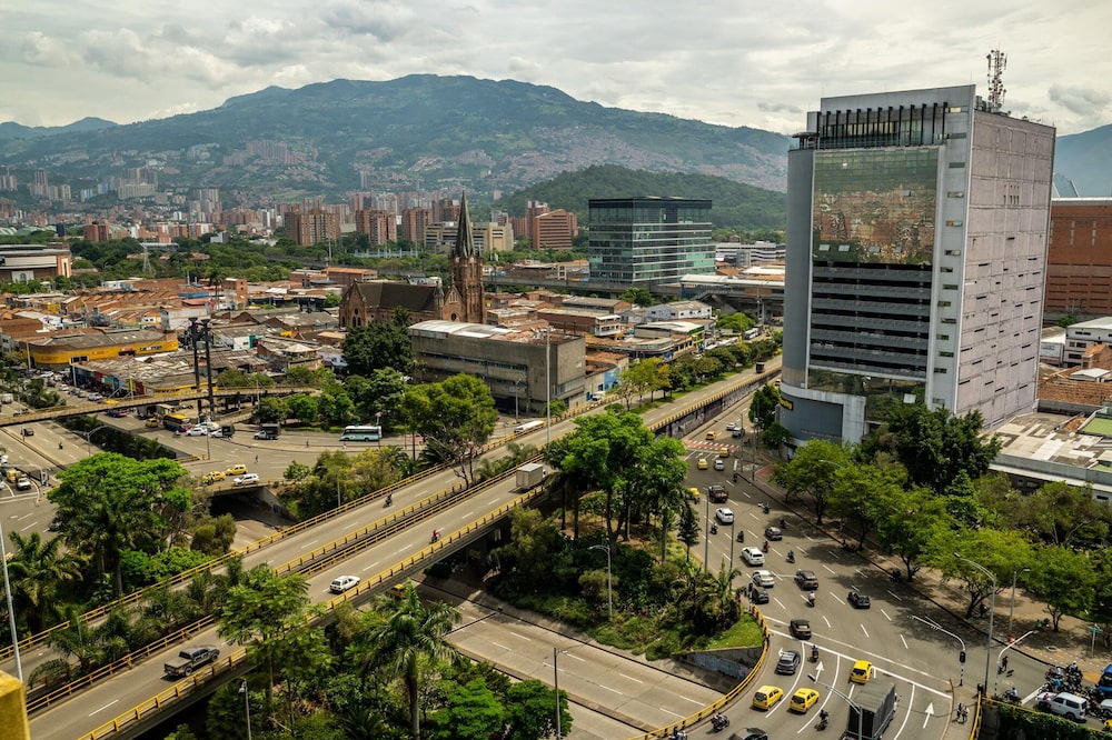 Nestled in a valley 1,500 meters (4,900 feet) above sea level and surrounded by the Andes mountains, Medellín boasts average temperatures of about 23 degrees Celsius (73 Fahrenheit) year-round. Photographer: Edinson Arroyo/Bloomberg Nestled in a valley 1,500 meters (4,900 feet) above sea level and surrounded by the Andes mountains, Medellín boasts average temperatures of about 23 degrees Celsius (73 Fahrenheit) year-round. Photographer: Edinson Arroyo/Bloomberg