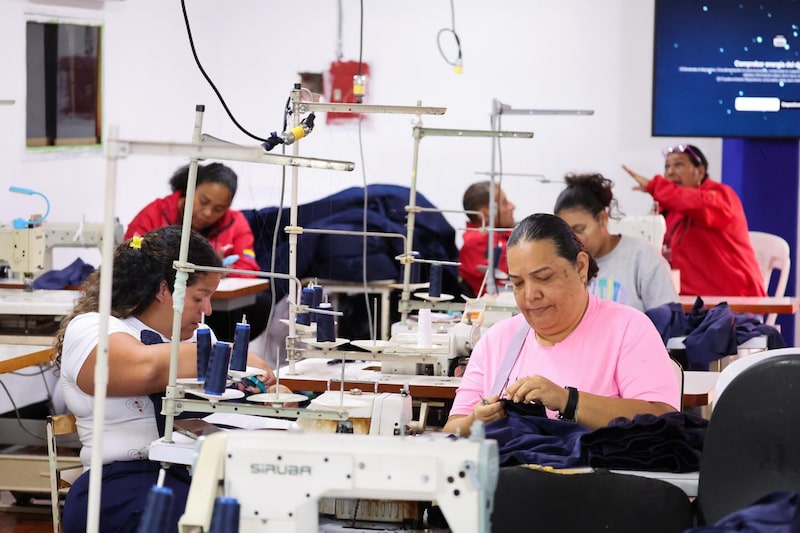 En la imagen referencial, trabajadores en una planta textil en la parroquia Antímano de Caracas, el 6 de enero de 2026. En la imagen referencial, trabajadores en una planta textil en la parroquia Antímano de Caracas, el 6 de enero de 2026.