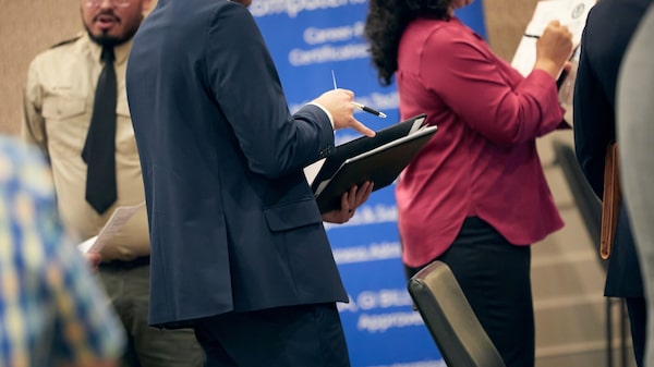 Revisan a la baja el crecimiento del empleo en EE.UU.: 79.000 puestos menos de lo estimado Revisan a la baja el crecimiento del empleo en EE.UU.: 79.000 puestos menos de lo estimado