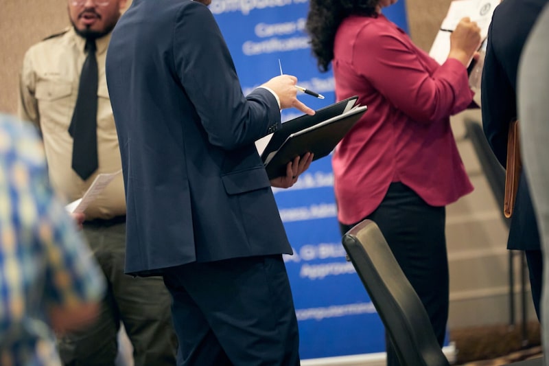 Una persona en busca de empleo llena una solicitud durante la Feria de Empleo de Catalyst Career Group en Dallas. Una persona en busca de empleo llena una solicitud durante la Feria de Empleo de Catalyst Career Group en Dallas.