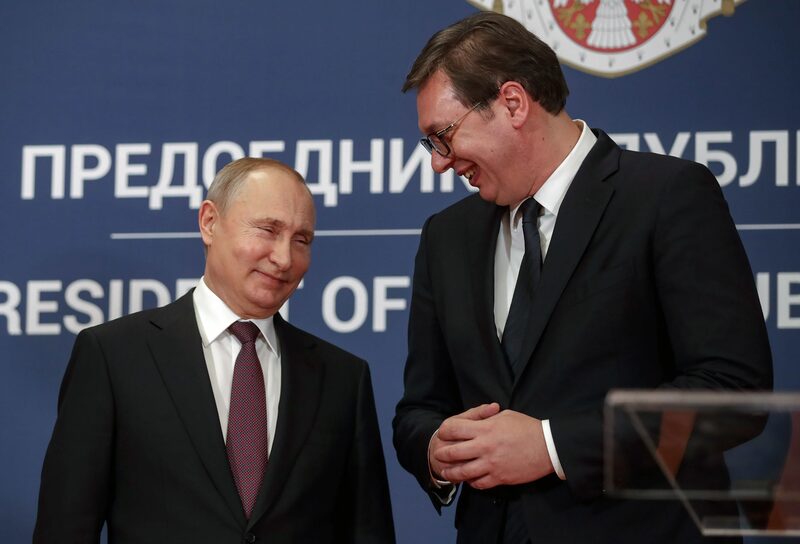 Aleksandar Vucic, presidente de Serbia, a la derecha, y Vladimir Putin, presidente de Rusia, hablan tras una conferencia de prensa en Belgrado, Serbia, el jueves 17 de enero de 2019. Aleksandar Vucic, presidente de Serbia, a la derecha, y Vladimir Putin, presidente de Rusia, hablan tras una conferencia de prensa en Belgrado, Serbia, el jueves 17 de enero de 2019.