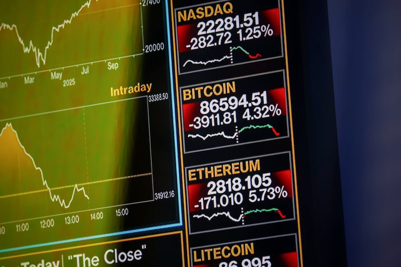 Una cadena de televisión retransmite noticias sobre el mercado de criptomonedas desde el Nasdaq MarketSite de Nueva York el 20 de noviembre. Fotógrafo: Michael Nagle/Bloomberg. Una cadena de televisión retransmite noticias sobre el mercado de criptomonedas desde el Nasdaq MarketSite de Nueva York el 20 de noviembre. Fotógrafo: Michael Nagle/Bloomberg.