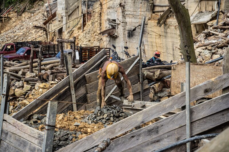 Un trabajador recoge piedras en una mina de Gran Colombia Gold en Marmato, departamento de Caldas, Colombia, el martes 29 de junio de 2021. Un trabajador recoge piedras en una mina de Gran Colombia Gold en Marmato, departamento de Caldas, Colombia, el martes 29 de junio de 2021.