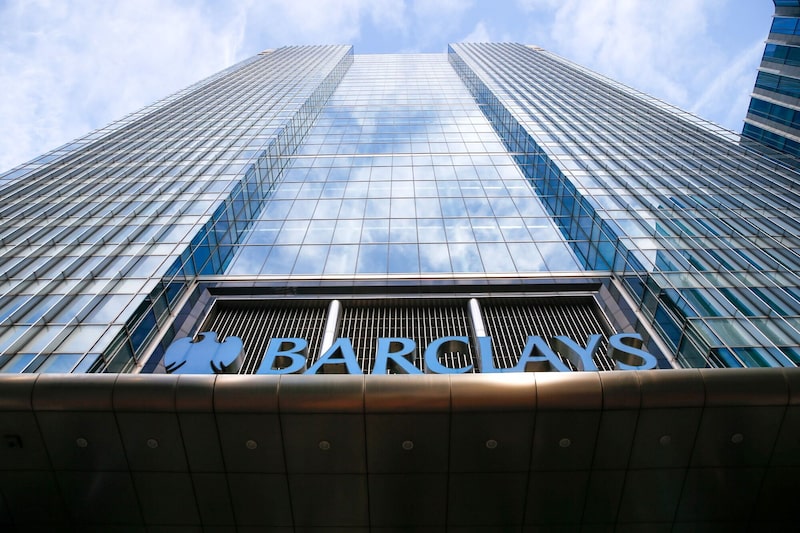 Barclays elimina más de 200 puestos de trabajo en banca de inversión para reducir costos. Barclays elimina más de 200 puestos de trabajo en banca de inversión para reducir costos.