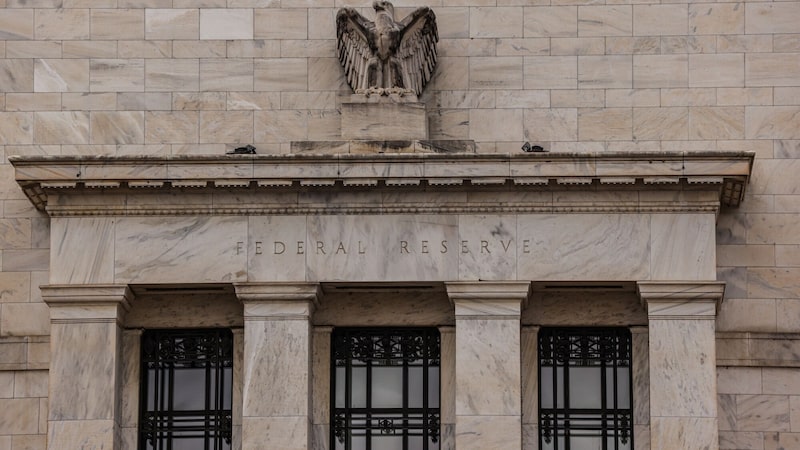 La Fed mantiene las tasas de interés y espera más datos antes de decidir su próximo movimiento La Fed mantiene las tasas de interés y espera más datos antes de decidir su próximo movimiento