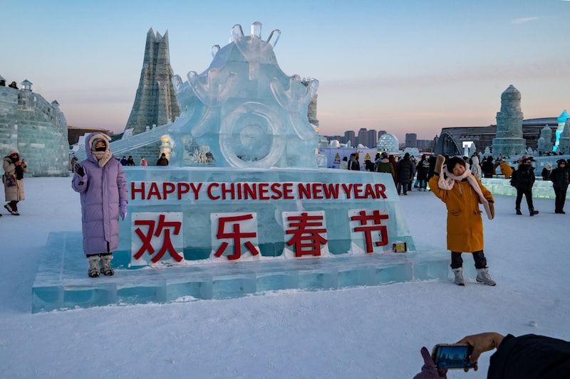 Los visitantes posan para fotografías en el Festival Internacional de Hielo y Nieve de Harbin en Harbin, provincia de Heilongjiang, China, el miércoles 17 de enero de 2024. Los visitantes posan para fotografías en el Festival Internacional de Hielo y Nieve de Harbin en Harbin, provincia de Heilongjiang, China, el miércoles 17 de enero de 2024.