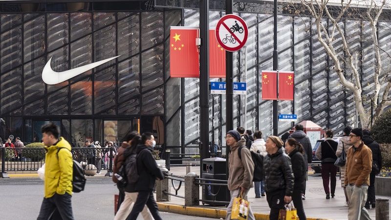 Nike tenta acelerar plano de retomada, mas queda nas vendas na China derruba ações Nike tenta acelerar plano de retomada, mas queda nas vendas na China derruba ações