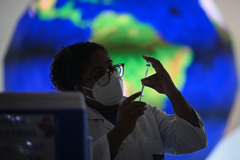 Las personas que se han infectado por ómicron podrían evitar una infección grave por otra variante en un futuro. Las personas que se han infectado por ómicron podrían evitar una infección grave por otra variante en un futuro.