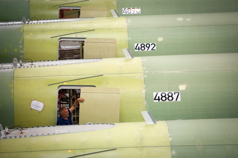 Un empleado trabaja en un avión A320 en la fábrica de Airbus en Hamburgo. Fotógrafo: Jason Alden/Bloomberg. Un empleado trabaja en un avión A320 en la fábrica de Airbus en Hamburgo. Fotógrafo: Jason Alden/Bloomberg.