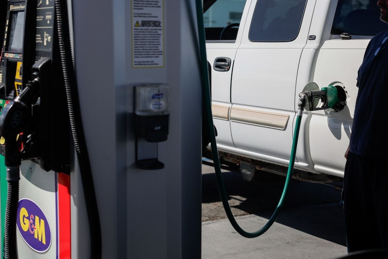 Un vehículo se abastece de diésel en una gasolinera G&M en Torrance, California. Un vehículo se abastece de diésel en una gasolinera G&M en Torrance, California.