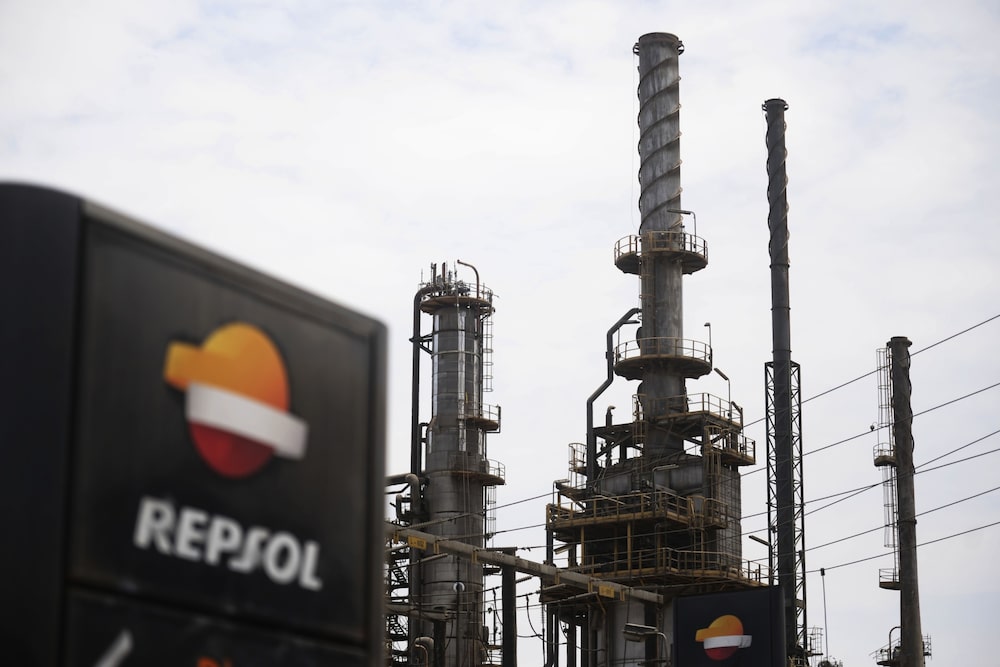 Refinería de Repsol. La empresa mantiene activos de gas y petróleo en Venezuela, con una exposición reducida a entre US$360 y US$370 millones, y potencial para capturar mayor margen. Refinería de Repsol. La empresa mantiene activos de gas y petróleo en Venezuela, con una exposición reducida a entre US$360 y US$370 millones, y potencial para capturar mayor margen.