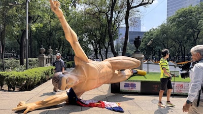 Maestros agudizan huelga en México con bloqueos viales y daños a decoraciones del Mundial Maestros agudizan huelga en México con bloqueos viales y daños a decoraciones del Mundial