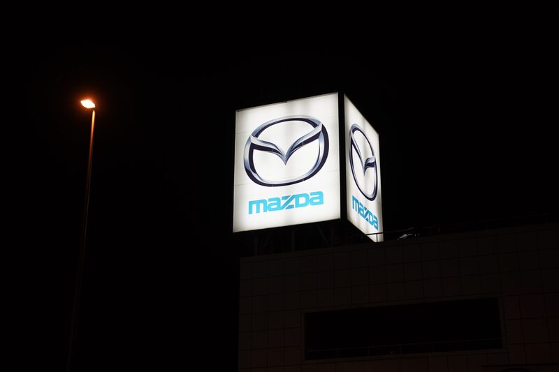 Logo de Mazda sobre un edificio de la compañía Logo de Mazda sobre un edificio de la compañía