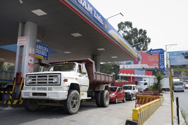 Vehículos esperan en fila para cargar gasolina en una gasolinera en La Paz, Bolivia, el jueves 26 de septiembre de 2024. Vehículos esperan en fila para cargar gasolina en una gasolinera en La Paz, Bolivia, el jueves 26 de septiembre de 2024.