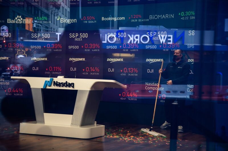 Temores sobre a solidez financeira do SVB desencadeou uma forte liquidação nos bancos dos Estados Unidos Temores sobre a solidez financeira do SVB desencadeou uma forte liquidação nos bancos dos Estados Unidos