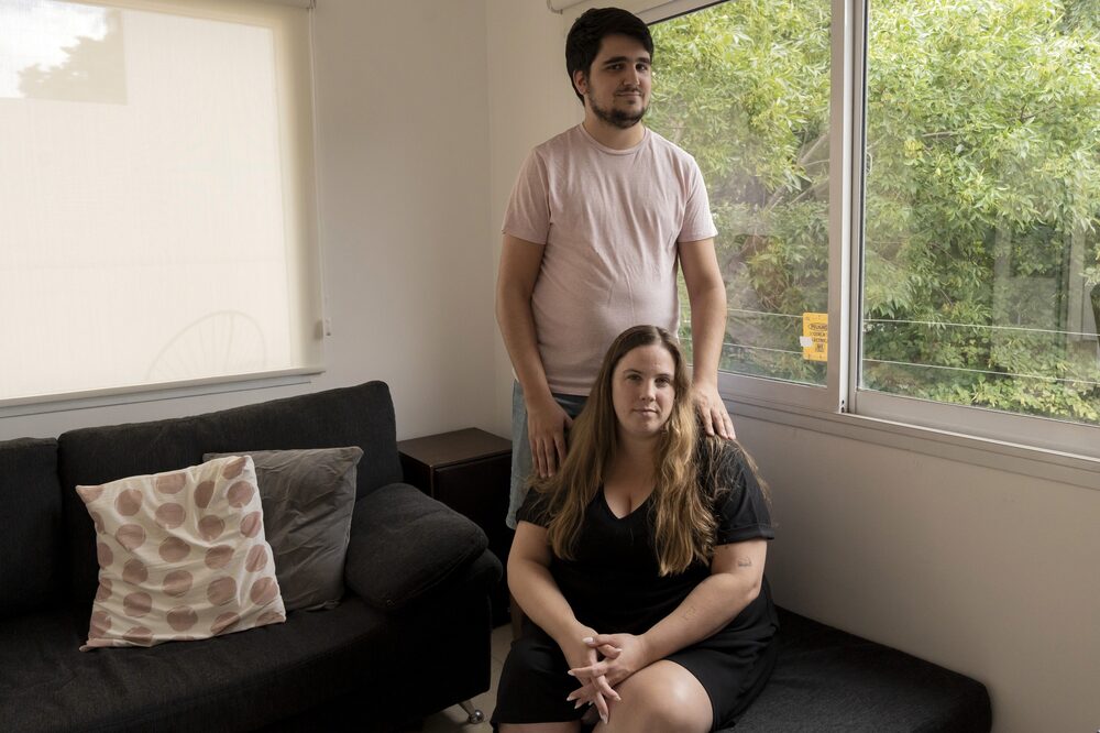Juan Pablo Rotger e sua esposa, Josefina, em sua nova casa em Acassuso. (Foto: Anita Pouchard Serra/Bloomberg) Juan Pablo Rotger e sua esposa, Josefina, em sua nova casa em Acassuso. (Foto: Anita Pouchard Serra/Bloomberg)