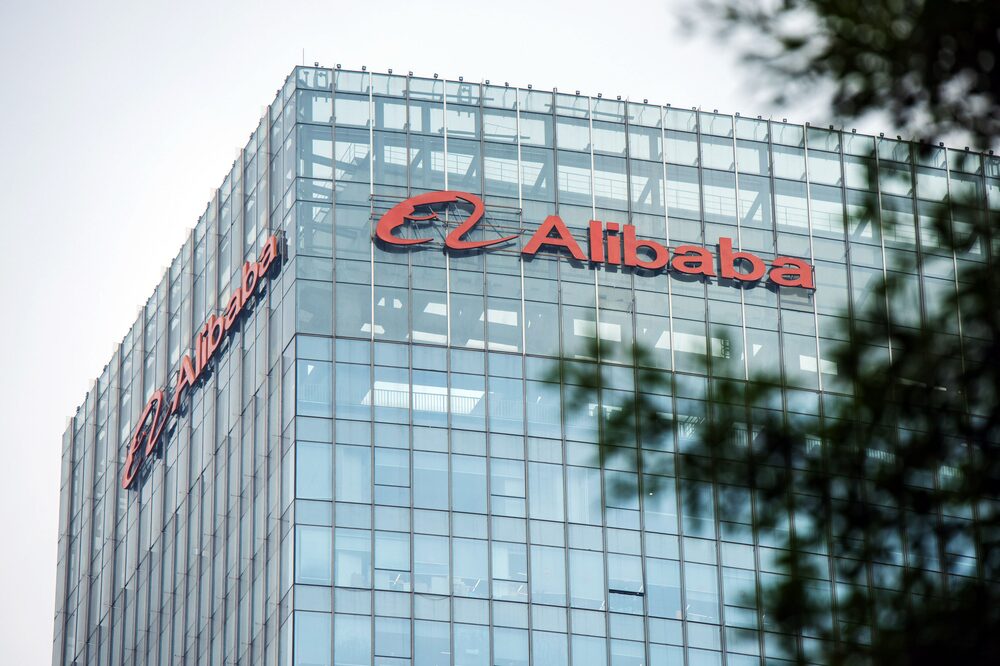 Alibaba mantiene su doble cotización en Nueva York y Hong Kong mientras refuerza su enfoque en inteligencia artificial y comercio local, en medio de un entorno regulatorio más estable. Alibaba mantiene su doble cotización en Nueva York y Hong Kong mientras refuerza su enfoque en inteligencia artificial y comercio local, en medio de un entorno regulatorio más estable.