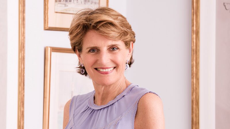 Cuando no se encuentra en su casa de Battersea, Londres, al otro lado del puente Albert, o en su tienda de Chelsea, McDonough viaja por todo el mundo para abastecerse de sus piedras preciosas y encontrar fabricantes. Cuando no se encuentra en su casa de Battersea, Londres, al otro lado del puente Albert, o en su tienda de Chelsea, McDonough viaja por todo el mundo para abastecerse de sus piedras preciosas y encontrar fabricantes.