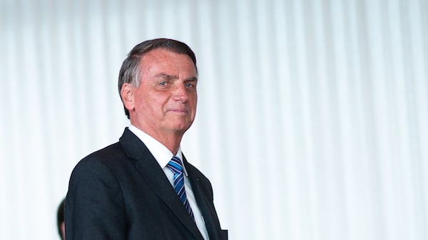 Moraes permite que Bolsonaro continue em prisão domiciliar Moraes permite que Bolsonaro continue em prisão domiciliar