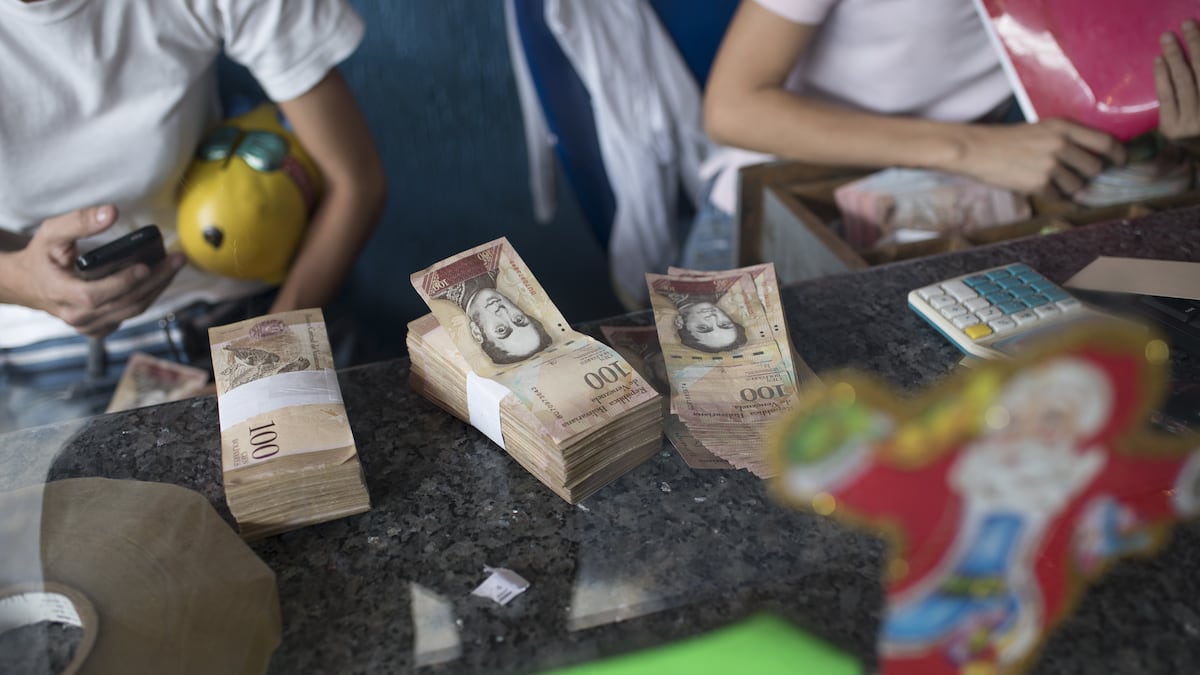 Por qué pagar en bolívares resulta más conveniente que pagar en dólares en Venezuela