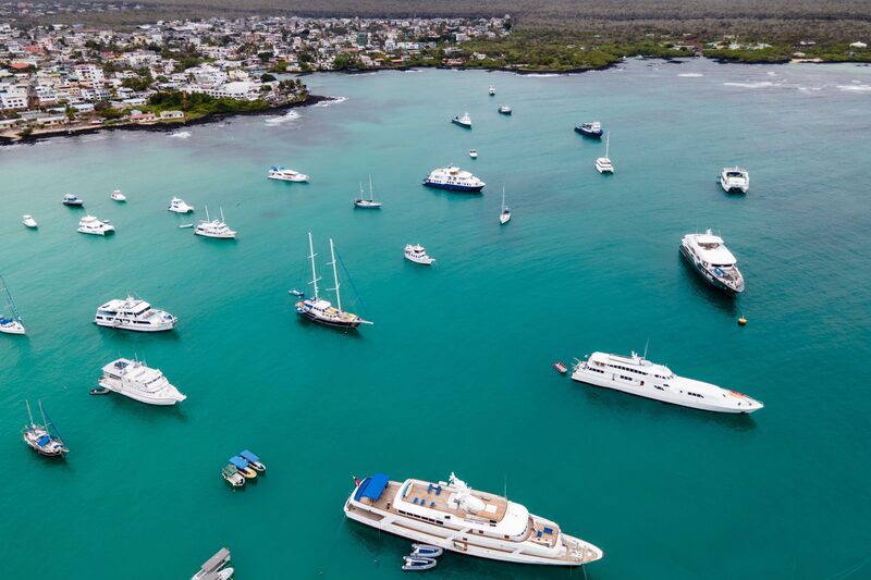 Yates anclados en una bahía de la Isla Santa Cruz, Islas Galápagos, Ecuador, el domingo 19 de septiembre de 2021. Yates anclados en una bahía de la Isla Santa Cruz, Islas Galápagos, Ecuador, el domingo 19 de septiembre de 2021.