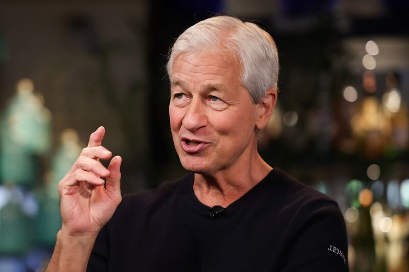 Jamie Dimon se juntou a outros CEOs que questionam o trabalho remoto (Foto: Hollie Adams/Bloomberg) Jamie Dimon se juntou a outros CEOs que questionam o trabalho remoto (Foto: Hollie Adams/Bloomberg)