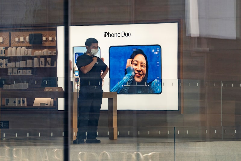 Un anuncio del iPhone Duo en el interior de la tienda de Apple Inc, en Pekín, China, el viernes 18 de septiembre de 2026. Un anuncio del iPhone Duo en el interior de la tienda de Apple Inc, en Pekín, China, el viernes 18 de septiembre de 2026.