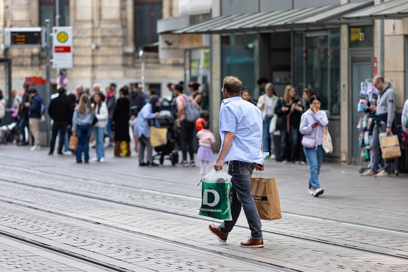 Shoppers in Bremen. Shoppers in Bremen.