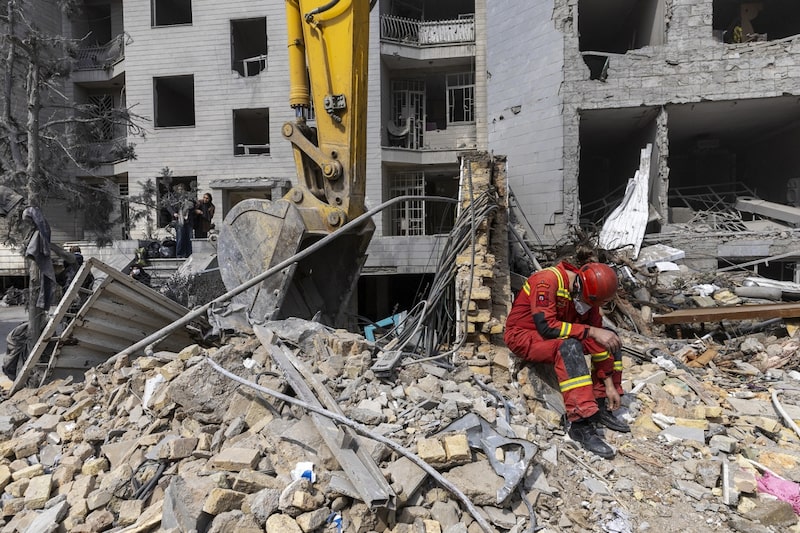 Un trabajador se sienta entre los escombros de edificios residenciales destruidos tras un ataque en Teherán el 12 de marzo. Foto: Getty Images Europe. Un trabajador se sienta entre los escombros de edificios residenciales destruidos tras un ataque en Teherán el 12 de marzo. Foto: Getty Images Europe.