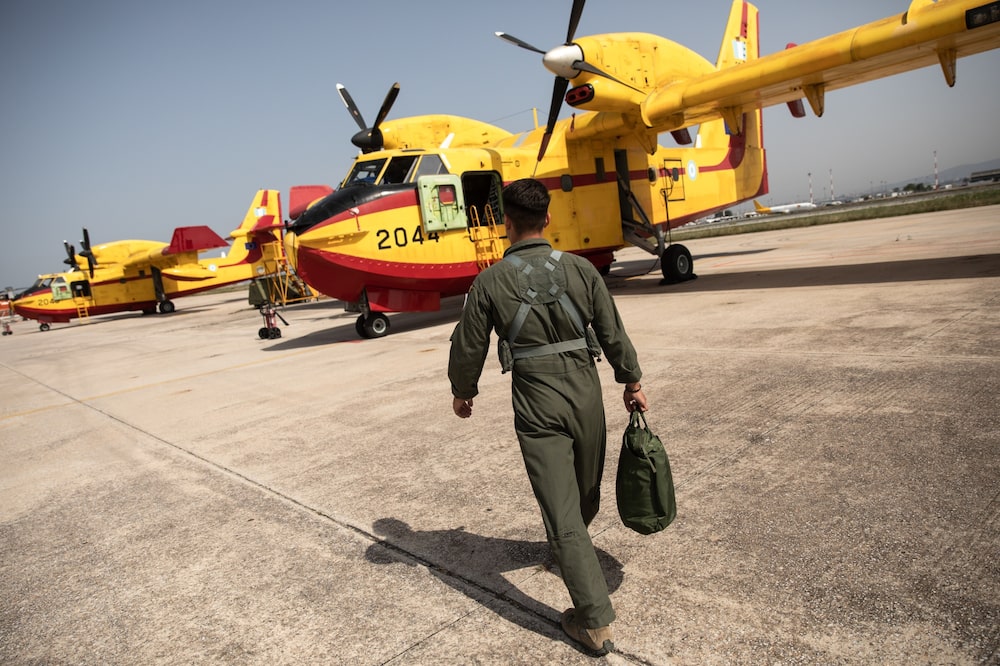Un avión anfibio de lucha contra incendios Canadair CL-415 en la base aérea del Ala de Combate 113 de la Fuerza Aérea Helénica en Salónica, Grecia, en junio de 2022. Fotógrafo: Konstantinos Tsakalidis/Bloomberg Un avión anfibio de lucha contra incendios Canadair CL-415 en la base aérea del Ala de Combate 113 de la Fuerza Aérea Helénica en Salónica, Grecia, en junio de 2022. Fotógrafo: Konstantinos Tsakalidis/Bloomberg