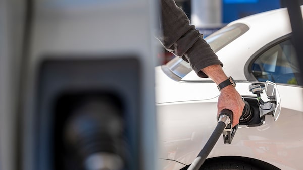 Menos entusiasmo por los autos eléctricos: más compradores apostarían por los de combustión Menos entusiasmo por los autos eléctricos: más compradores apostarían por los de combustión