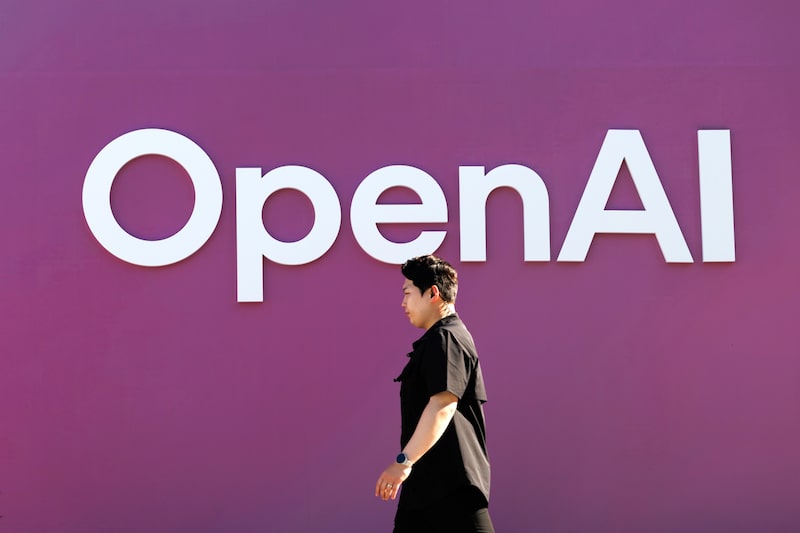 Un peatón camina fente al logo de OpenAI. Fotógrafo: SeongJoon Cho/Bloomberg Un peatón camina fente al logo de OpenAI. Fotógrafo: SeongJoon Cho/Bloomberg
