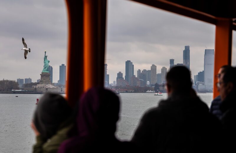 As tarifas do “Dia da Libertação” de Trump sobre parceiros comerciais de longa data, como o Canadá e a União Europeia, contribuíram para os “ventos contrários do sentimento”, disse a Tourism Economics (Foto: Spencer Platt/Getty Images) As tarifas do “Dia da Libertação” de Trump sobre parceiros comerciais de longa data, como o Canadá e a União Europeia, contribuíram para os “ventos contrários do sentimento”, disse a Tourism Economics (Foto: Spencer Platt/Getty Images)