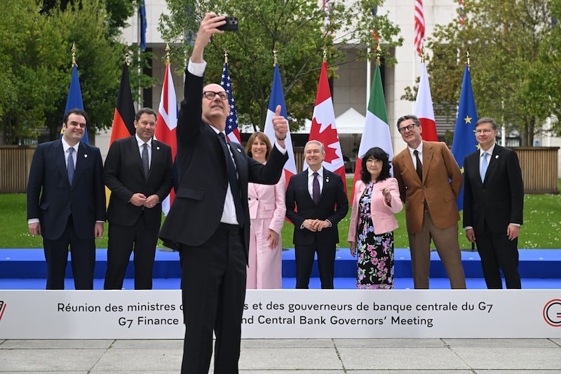 Roland Lescure se toma una selfie para una "foto familiar" durante la reunión de ministros de finanzas y gobernadores de bancos centrales del G-7 en París el 18 de mayo. Fotógrafo: Benjamin Girette/Bloomberg Roland Lescure se toma una selfie para una "foto familiar" durante la reunión de ministros de finanzas y gobernadores de bancos centrales del G-7 en París el 18 de mayo. Fotógrafo: Benjamin Girette/Bloomberg