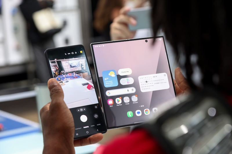 Un Samsung Galaxy Z Flip 7 y un Galaxy Z Fold 7 durante el evento Galaxy Unpacked en 2025. Fotógrafo: Michael Nagle/Bloomberg. Un Samsung Galaxy Z Flip 7 y un Galaxy Z Fold 7 durante el evento Galaxy Unpacked en 2025. Fotógrafo: Michael Nagle/Bloomberg.