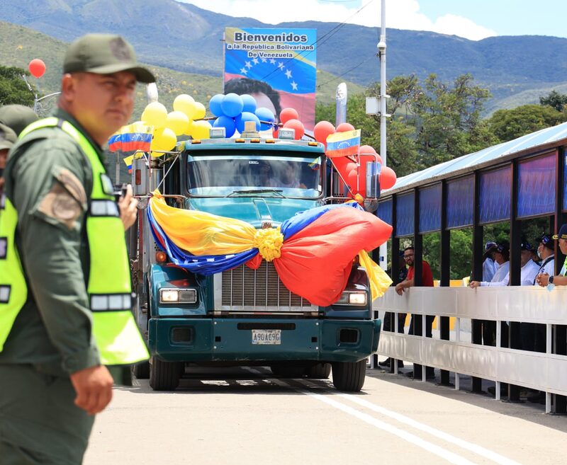 Los camiones pasan por la frontera entre Colombia y Venezuela Los camiones pasan por la frontera entre Colombia y Venezuela