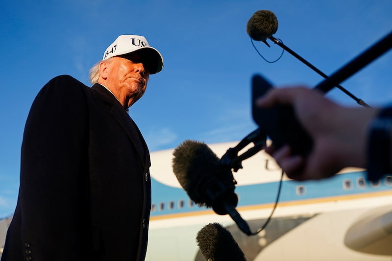 El presidente de Estados Unidos, Donald Trump, responde preguntas de los medios antes de abordar el Air Force One el 13 de marzo de 2026 en la Base Conjunta Andrews, Maryland. El presidente de Estados Unidos, Donald Trump, responde preguntas de los medios antes de abordar el Air Force One el 13 de marzo de 2026 en la Base Conjunta Andrews, Maryland.
