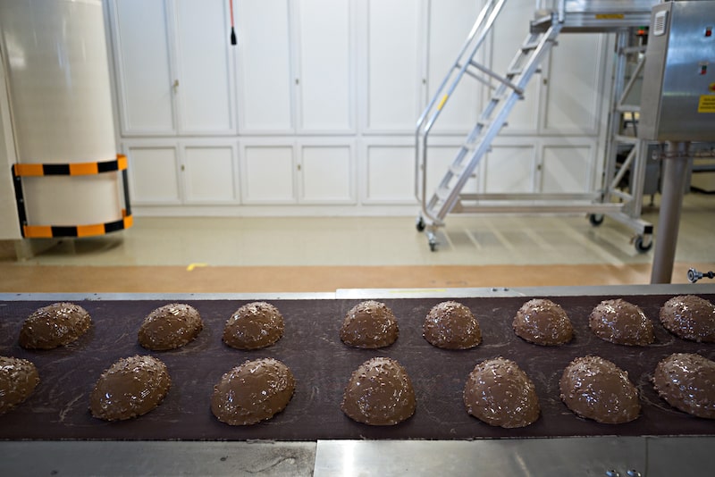 Cascas a serem usadas em ovos de Páscoa de chocolate e avelã da marca Cailler seguem por uma esteira na linha de produção da fábrica da Nestlé SA em Broc, na Suíça, na segunda-feira, 19 de dezembro de 2016. Cascas a serem usadas em ovos de Páscoa de chocolate e avelã da marca Cailler seguem por uma esteira na linha de produção da fábrica da Nestlé SA em Broc, na Suíça, na segunda-feira, 19 de dezembro de 2016.