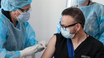 Ecuador mantiene campaña de vacunación contra el COVID en Carnaval Ecuador mantiene campaña de vacunación contra el COVID en Carnaval