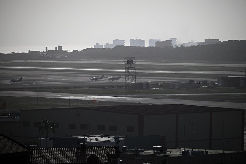 Aeronaves en la pista tras los terremotos en el Aeropuerto Internacional Simón Bolívar en Maiquetía, La Guaira, Venezuela. Fotógrafo: Federico Parra/AFP/Getty Images. Aeronaves en la pista tras los terremotos en el Aeropuerto Internacional Simón Bolívar en Maiquetía, La Guaira, Venezuela. Fotógrafo: Federico Parra/AFP/Getty Images.