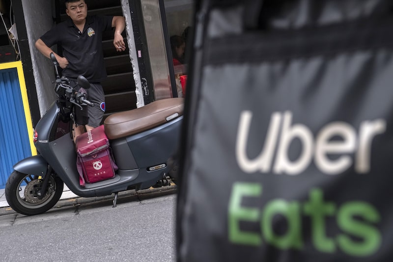 UberEats y Delivery Hero SE reparten bolsas de comida de Foodpanda en motocicletas en Taipéi, Taiwán. Fotógrafo: Lam Yik Fei/Bloomberg. UberEats y Delivery Hero SE reparten bolsas de comida de Foodpanda en motocicletas en Taipéi, Taiwán. Fotógrafo: Lam Yik Fei/Bloomberg.