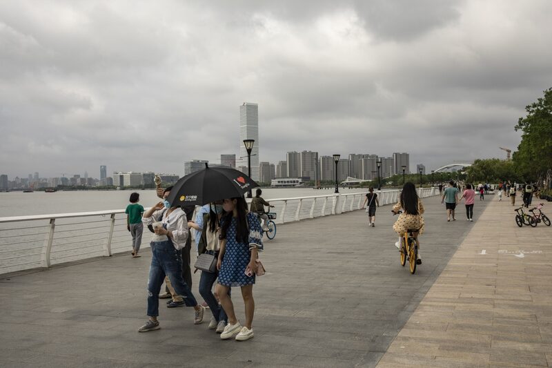 Personas caminan a lo largo de un paseo marítimo en Shanghai, China, el sábado 4 de junio de 2022. Personas caminan a lo largo de un paseo marítimo en Shanghai, China, el sábado 4 de junio de 2022.