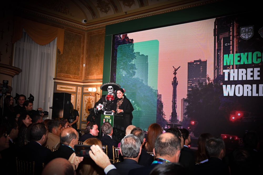 Alejandra Frausto, secretária de Turismo da Cidade do México, no palco (à direita) em evento organizado em Washington DC pelo governo do país e das cidades-sede mexicanas para a Copa do Mundo de 2026 em 5 de dezembro de 2025 (Foto: Andres Grau/CDMX/Divulgação) Alejandra Frausto, secretária de Turismo da Cidade do México, no palco (à direita) em evento organizado em Washington DC pelo governo do país e das cidades-sede mexicanas para a Copa do Mundo de 2026 em 5 de dezembro de 2025 (Foto: Andres Grau/CDMX/Divulgação)