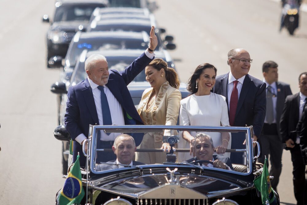 Luiz Inacio Lula da Silva saluda este domingo a sus seguidores de camino a la posesión de su cargo en la Presidencia. Lo acompañan su esposa, Rosangela da Silva (segunda a la izq.), y el vicepresidente Geraldo Alckmin, con su esposa. Luiz Inacio Lula da Silva saluda este domingo a sus seguidores de camino a la posesión de su cargo en la Presidencia. Lo acompañan su esposa, Rosangela da Silva (segunda a la izq.), y el vicepresidente Geraldo Alckmin, con su esposa.