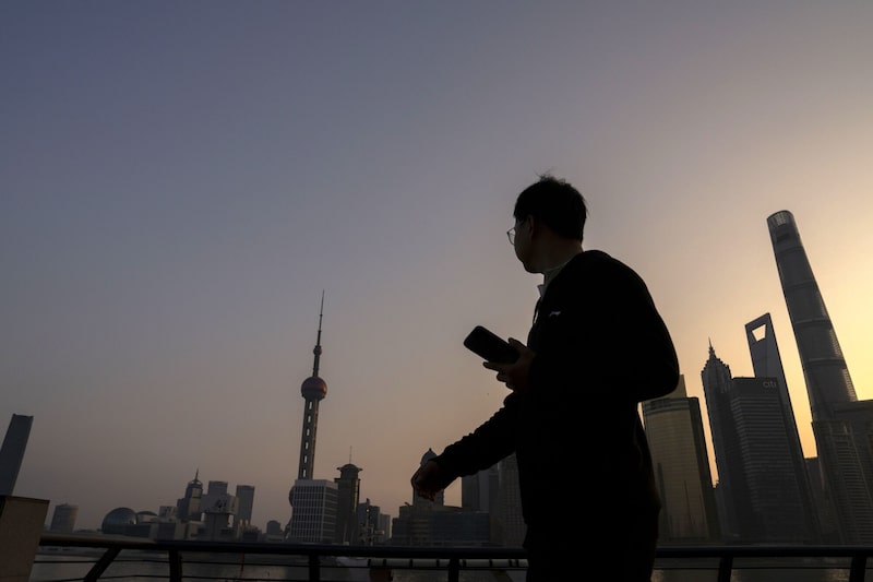 Un peatón pasa por delante de edificios en el distrito financiero Lujiazui de Pudong en Shanghai, China, el lunes 19 de febrero de 2024. Un peatón pasa por delante de edificios en el distrito financiero Lujiazui de Pudong en Shanghai, China, el lunes 19 de febrero de 2024.