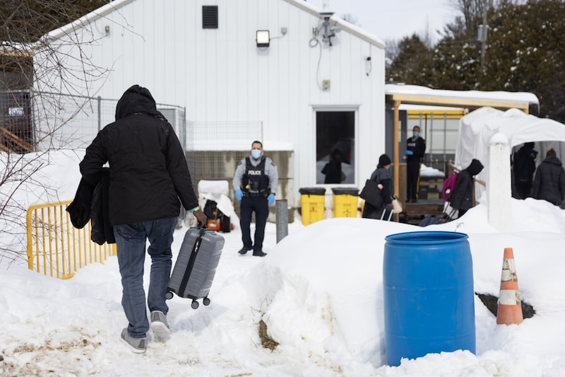 Migrantes entran en Canadá por un paso fronterizo informal en Champlain, Nueva York, Estados Unidos, el domingo 5 de marzo de 2023. Migrantes entran en Canadá por un paso fronterizo informal en Champlain, Nueva York, Estados Unidos, el domingo 5 de marzo de 2023.