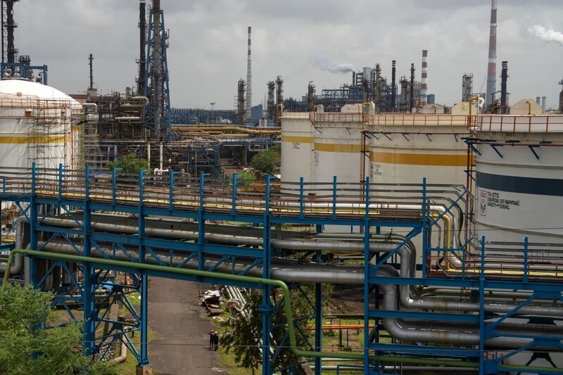 Tanques de almacenamiento en una refinería de petróleo en Bombay. Tanques de almacenamiento en una refinería de petróleo en Bombay.