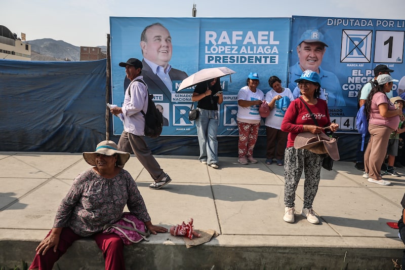 Giant Ballot Sheets and Obscure Candidates Baffle Perus Voters Giant Ballot Sheets and Obscure Candidates Baffle Perus Voters