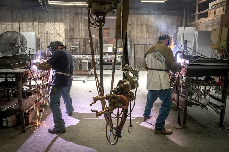 Los trabajadores operan soldadores de gas inerte de metal en una planta de fabricación de metales en Sacramento, California. Fotógrafo: David Paul Morris/Bloomberg. Los trabajadores operan soldadores de gas inerte de metal en una planta de fabricación de metales en Sacramento, California. Fotógrafo: David Paul Morris/Bloomberg.