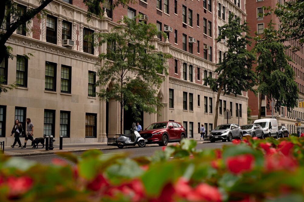 Localização proposta de uma torre 5G na esquina da 93rd com a Park Avenue, no bairro de Carnegie Hill, em Nova York.
 Localização proposta de uma torre 5G na esquina da 93rd com a Park Avenue, no bairro de Carnegie Hill, em Nova York.